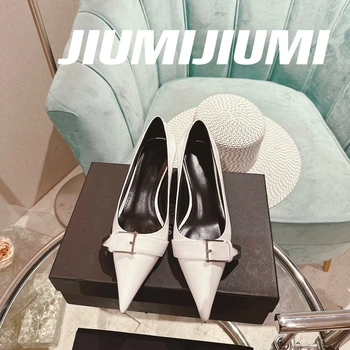 2023 JIUMIJIUMI/ новейшие модельные туфли из натуральной кожи, женские туфли-лодочки с острым носком, женские туфли-лодочки в необычном стиле с пряжкой на ремне, женские туфли-лодочки