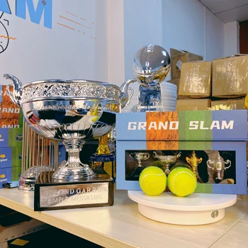 Коробка для трофеев теннисного турнира Большого шлема 2022 года с четырьмя трофеями высотой 8 см